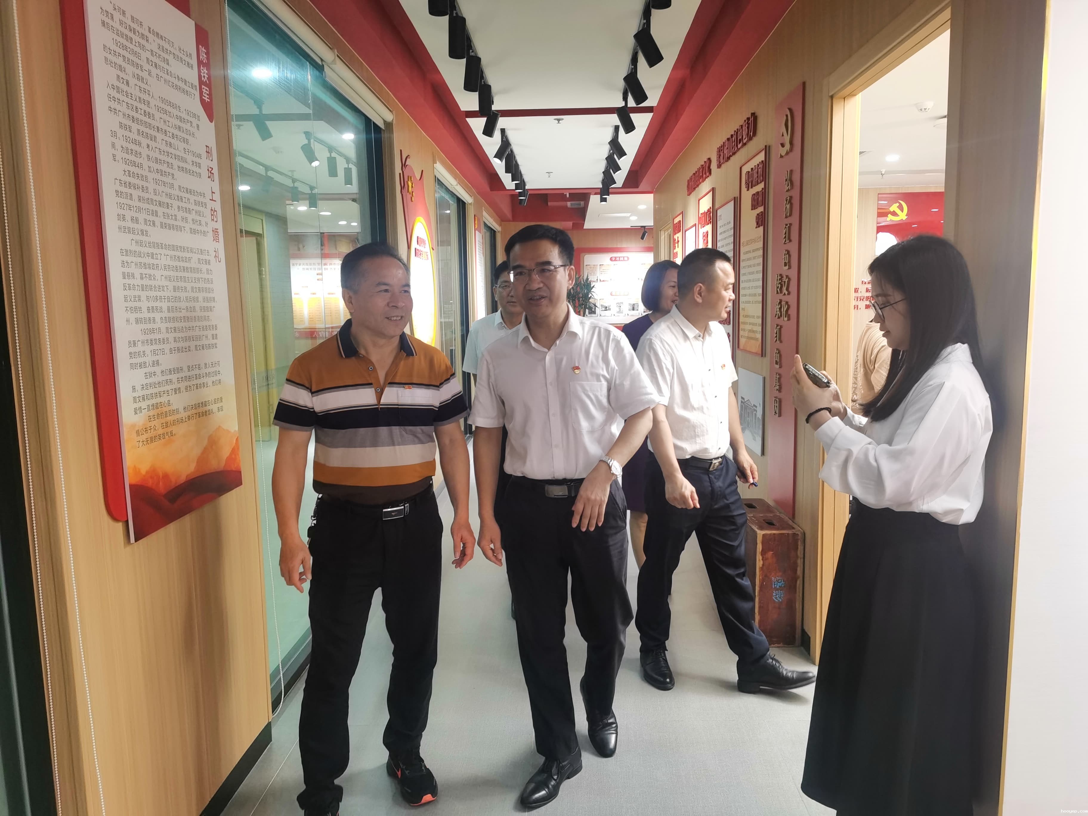 5.工作组参观南海双语实验学校党建中心.jpg