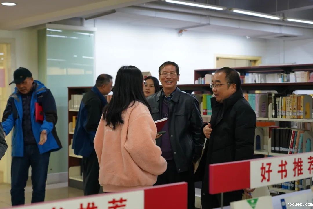 与会领导专家及代表参观佛山三中图书馆及鹤鸣国学馆.jpg