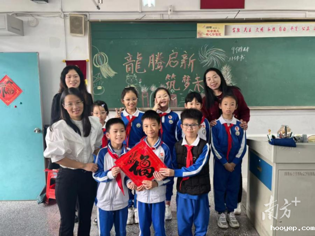 黄嘉丽（右一）带领罗村中心小学师生进行迎新春活动.png